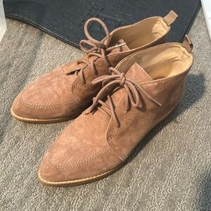 NWOT Nine West suede Chelsea lace up shoes